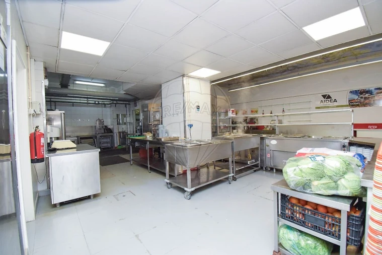 Loja para Arrendamento em Santo António Foto 9