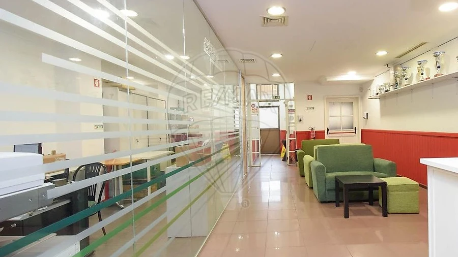 Loja para Arrendamento em Santo António