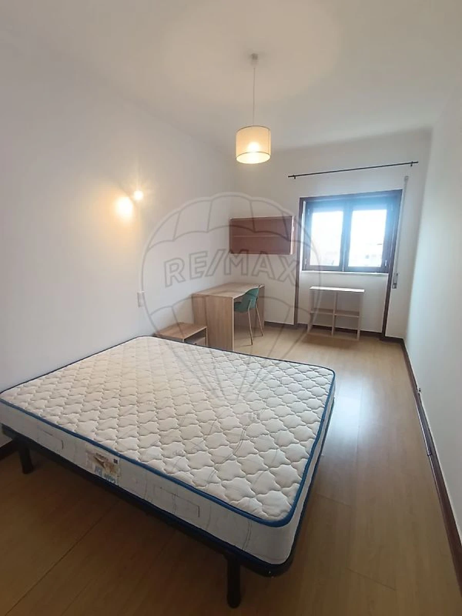 Apartamento T4 para Arrendamento em Sé Nova, Santa Cruz, Almedina e São Bartolomeu Foto 10