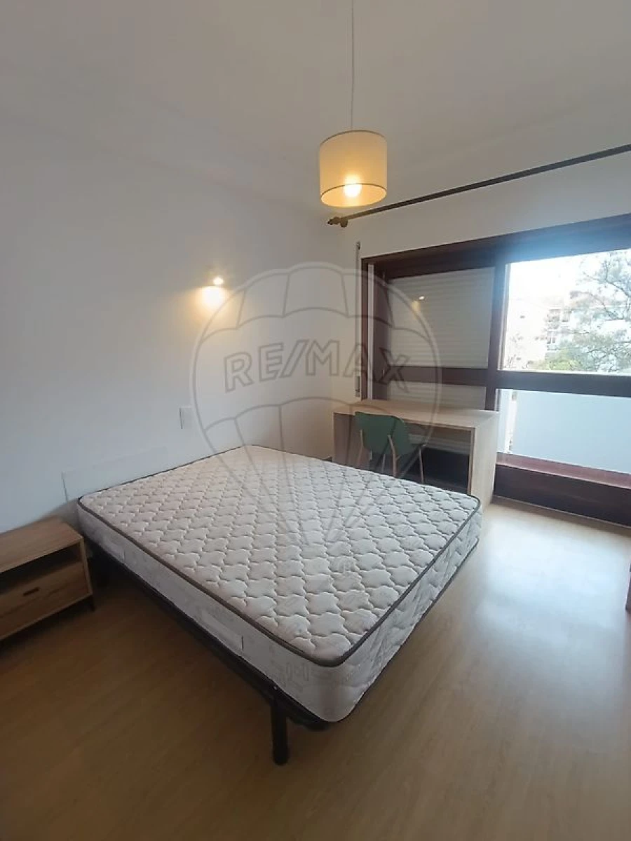 Apartamento T4 para Arrendamento em Sé Nova, Santa Cruz, Almedina e São Bartolomeu Foto 16