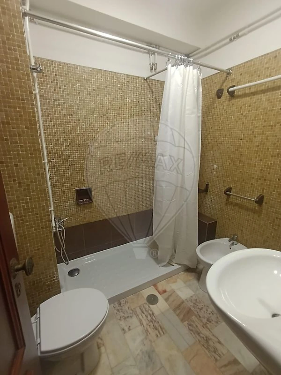 Apartamento T4 para Arrendamento em Sé Nova, Santa Cruz, Almedina e São Bartolomeu Foto 15