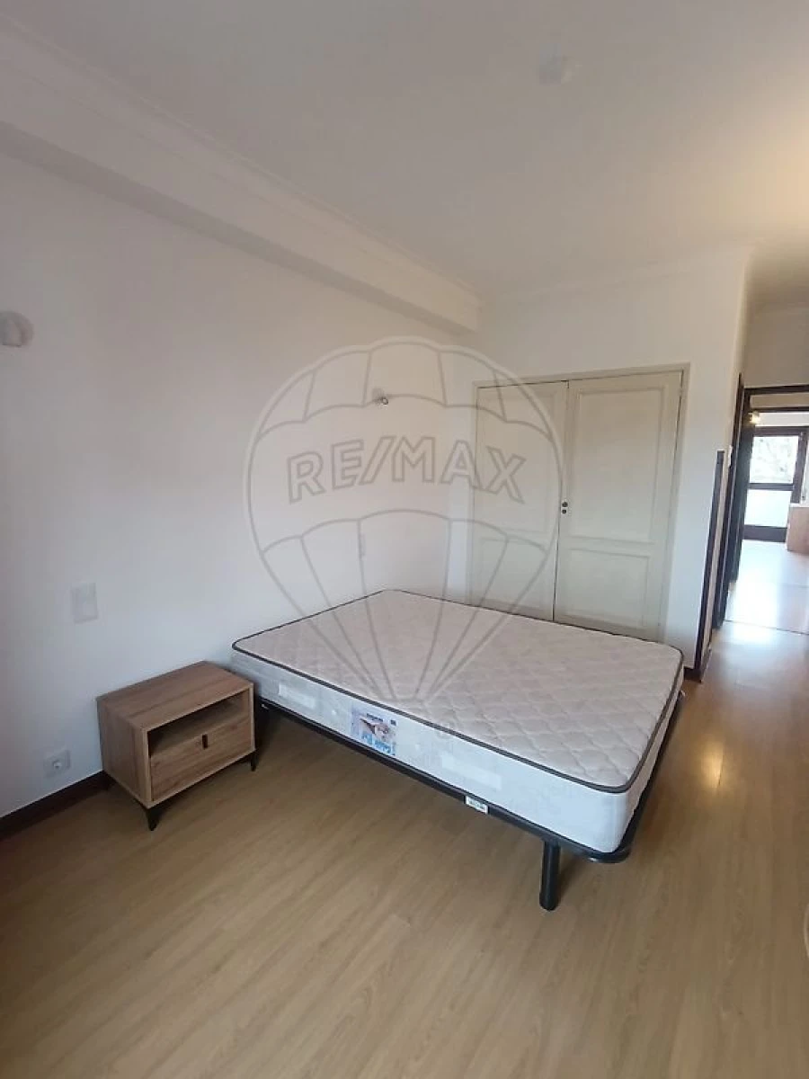 Apartamento T4 para Arrendamento em Sé Nova, Santa Cruz, Almedina e São Bartolomeu Foto 14