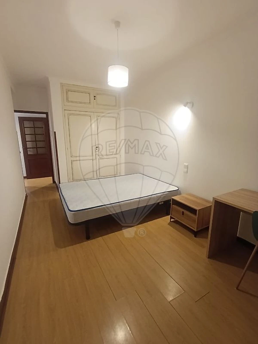 Apartamento T4 para Arrendamento em Sé Nova, Santa Cruz, Almedina e São Bartolomeu Foto 12