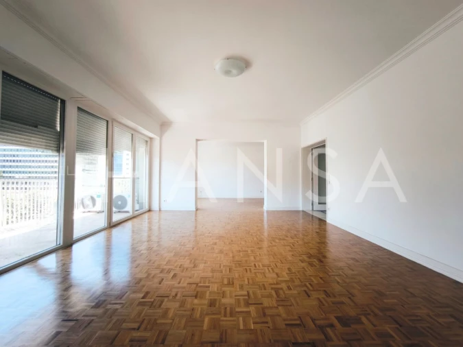 Apartamento T4 para Arrendamento em Santo António Foto 1