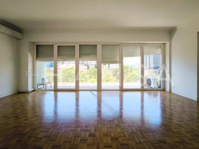 Apartamento T4 para Arrendamento em Santo António Foto 5