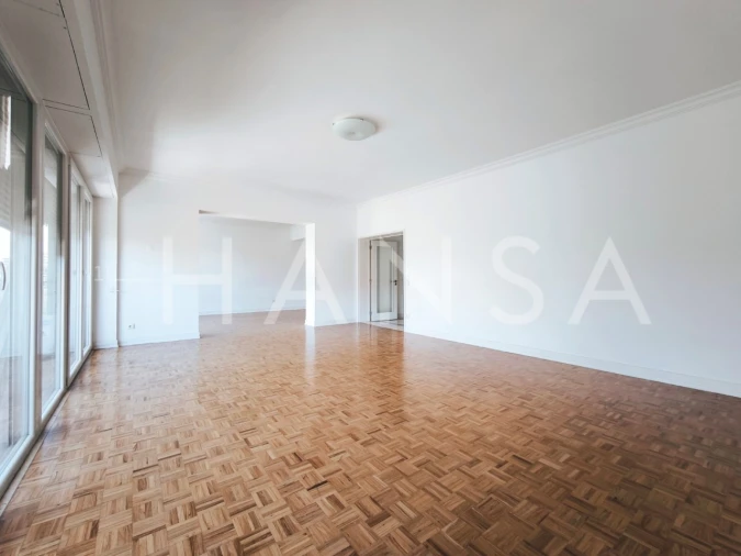 Apartamento T4 para Arrendamento em Santo António Foto 4