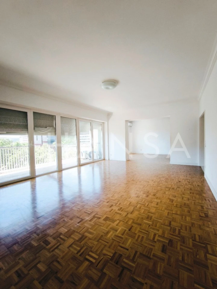 Apartamento T4 para Arrendamento em Santo António Foto 6