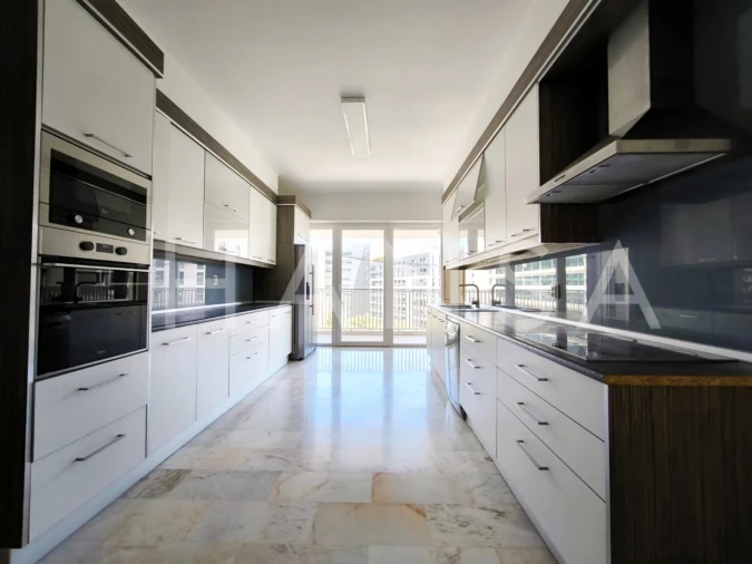 Apartamento T4 para Arrendamento em Santo António Foto 23