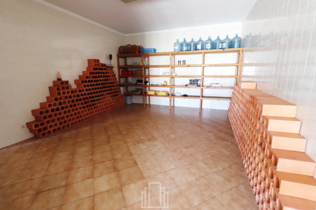 Armazém para Venda em São Miguel do Souto e Mosteirô Foto 11