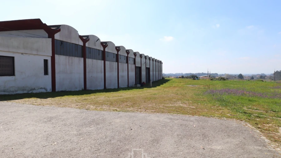 Armazém para Venda em São Miguel do Souto e Mosteirô