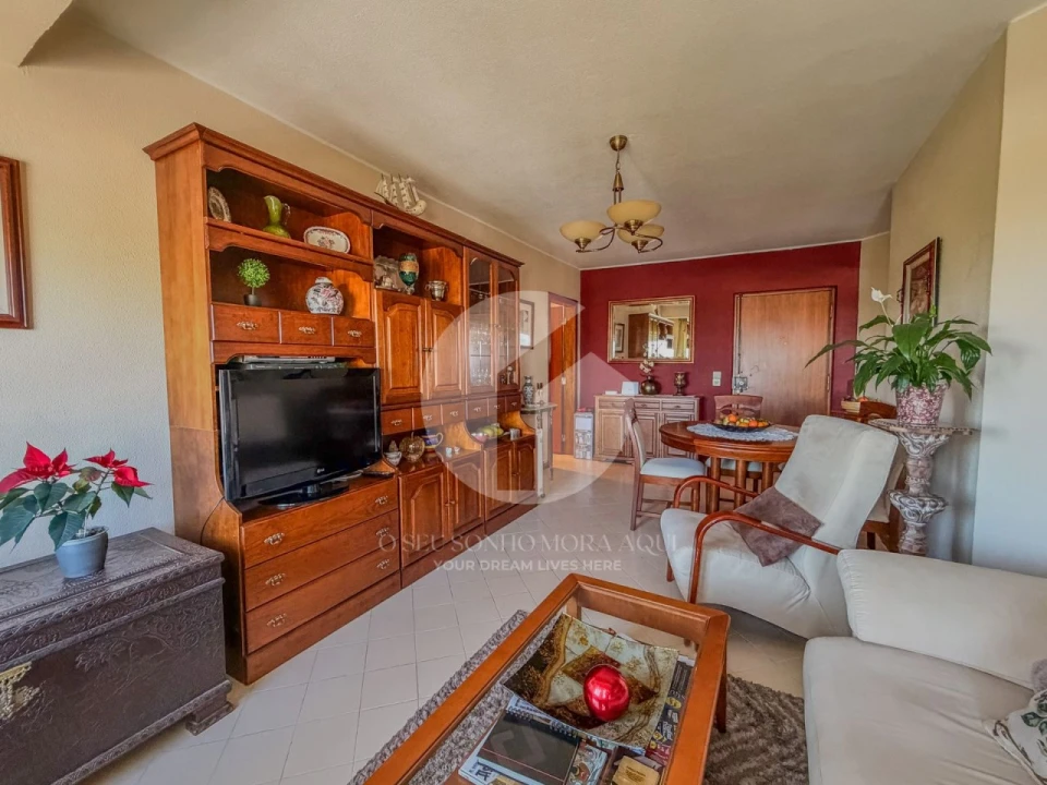 Apartamento T2 para Venda em Quelfes Foto 4