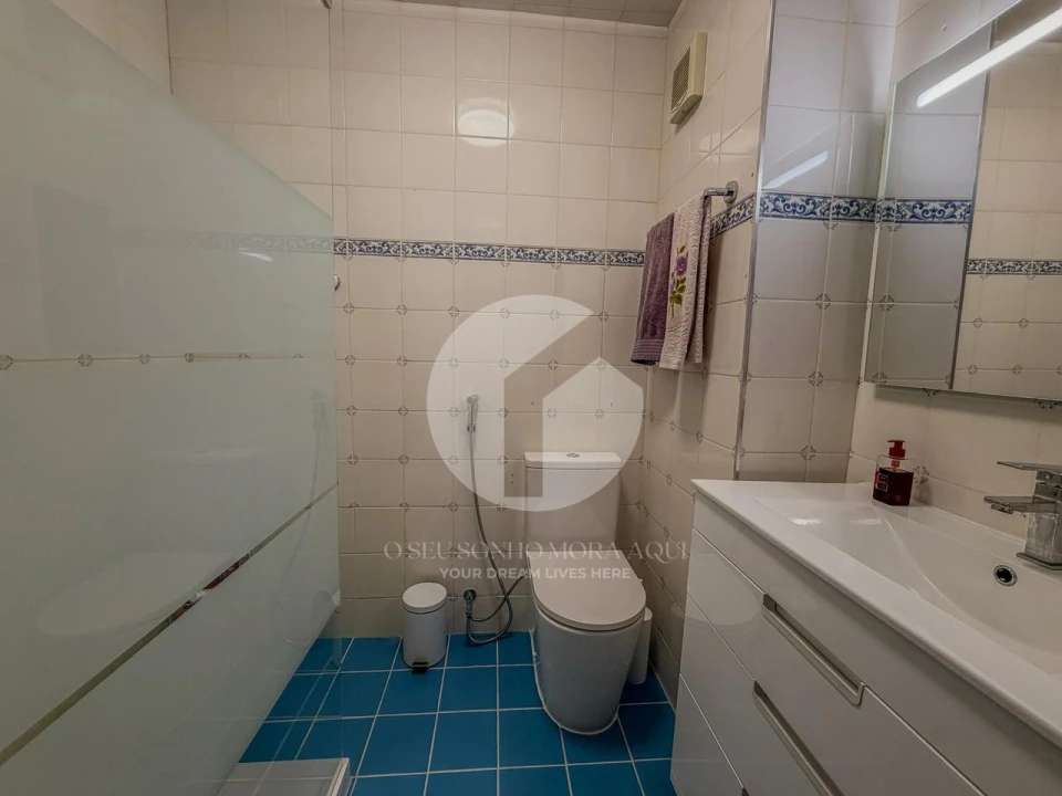 Apartamento T2 para Venda em Quelfes Foto 9