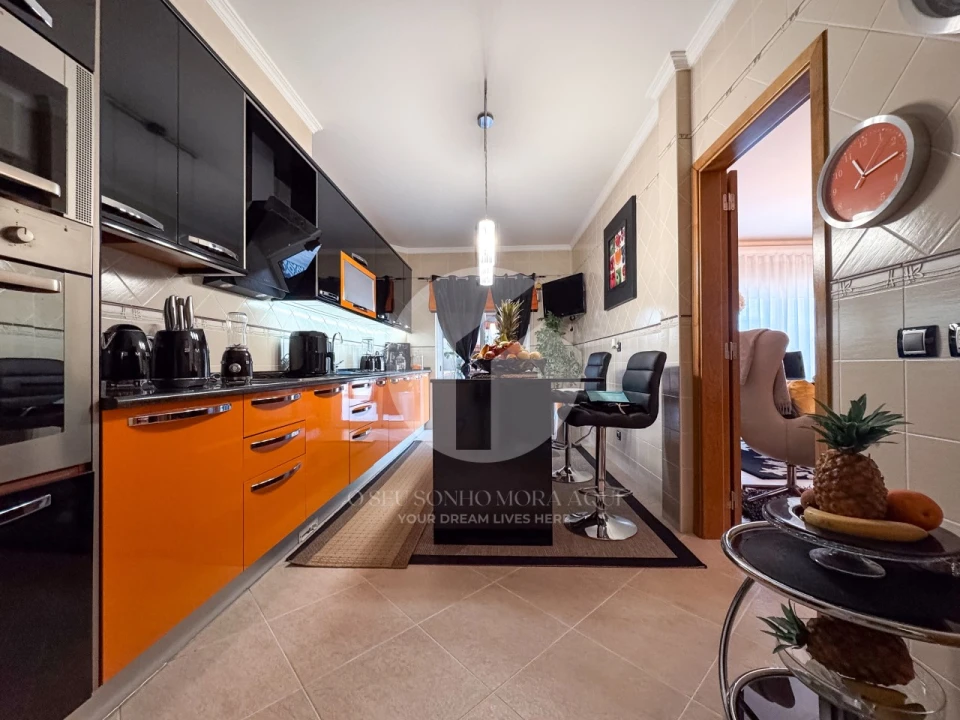 Moradia T4 para Venda em Quelfes Foto 8