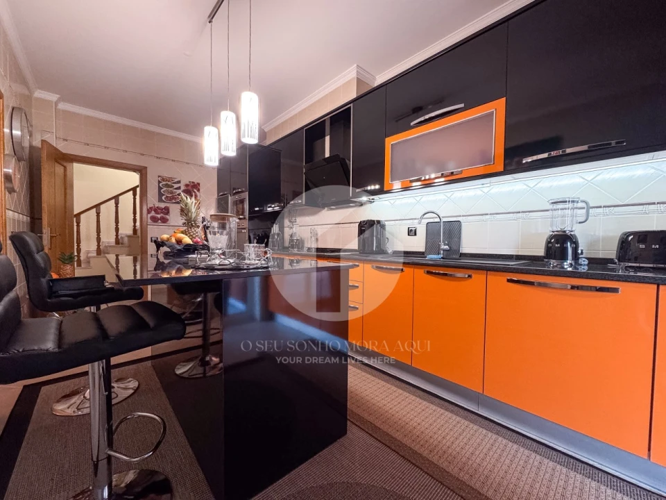 Moradia T4 para Venda em Quelfes Foto 9