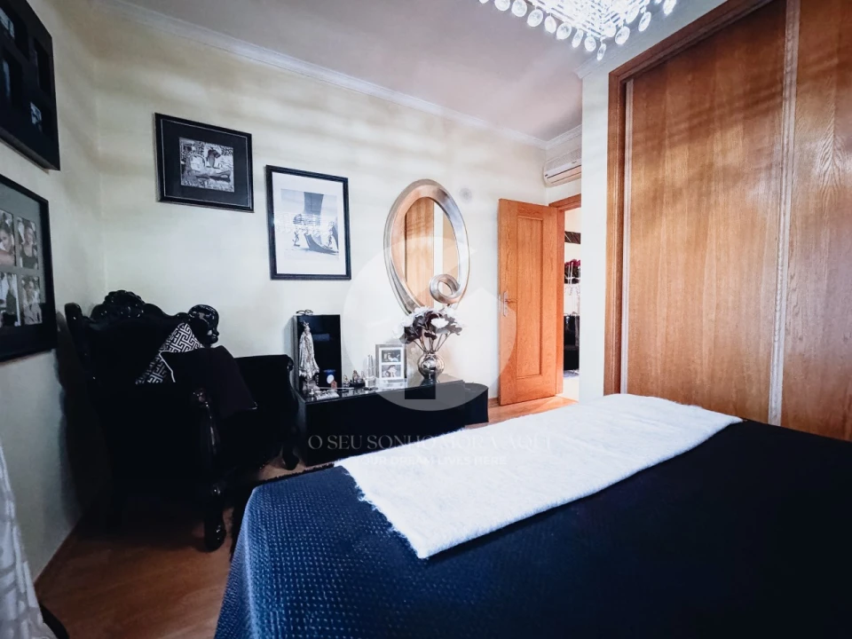 Moradia T4 para Venda em Quelfes Foto 26