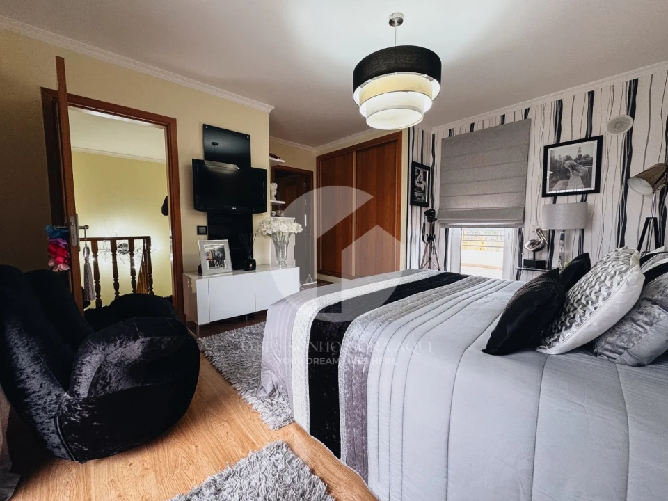 Moradia T4 para Venda em Quelfes Foto 28