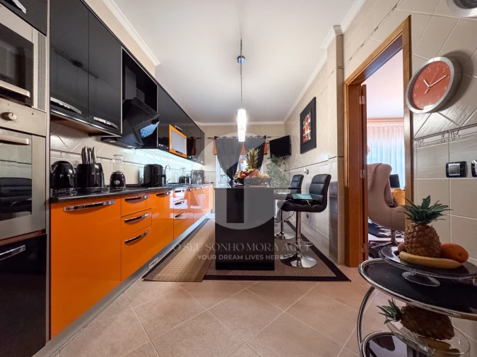 Moradia T4 para Venda em Quelfes Foto 8