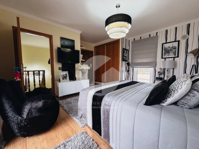 Moradia T4 para Venda em Quelfes Foto 28