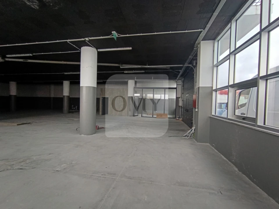 Armazém para Arrendamento em Constantim e Vale de Nogueiras Foto 1