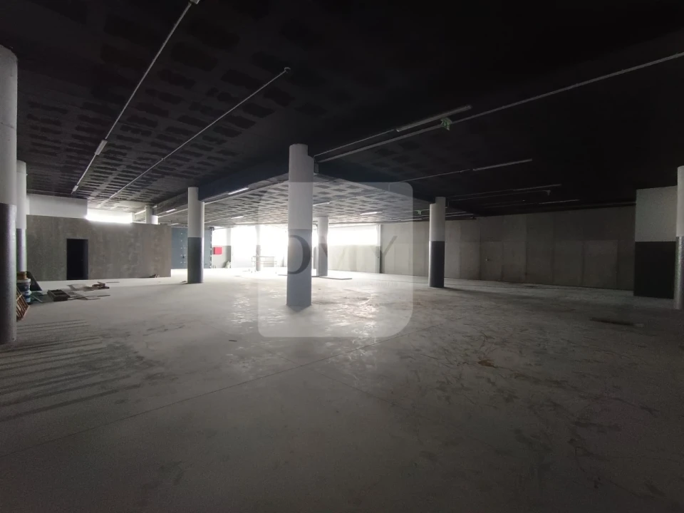 Armazém para Arrendamento em Constantim e Vale de Nogueiras Foto 4