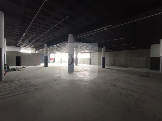 Armazém para Arrendamento em Constantim e Vale de Nogueiras Foto 4