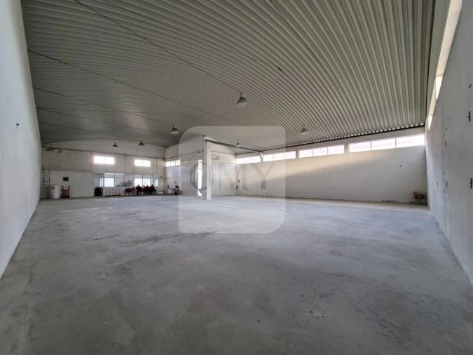 Armazém para Venda em Constantim e Vale de Nogueiras