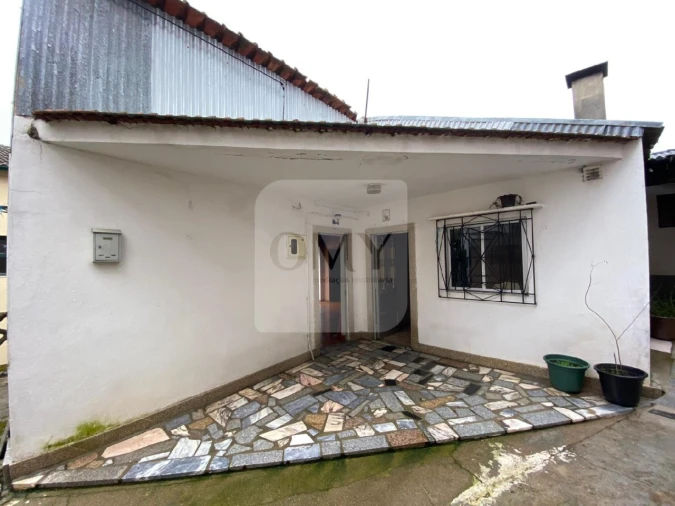 Moradia T2 para Venda em Sanfins do Douro Foto 1