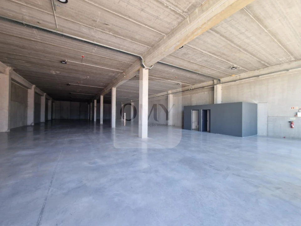 Loja para Arrendamento em Constantim e Vale de Nogueiras Foto 1