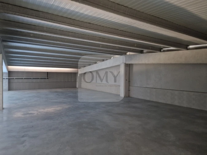 Armazém para Arrendamento em Constantim e Vale de Nogueiras Foto 4
