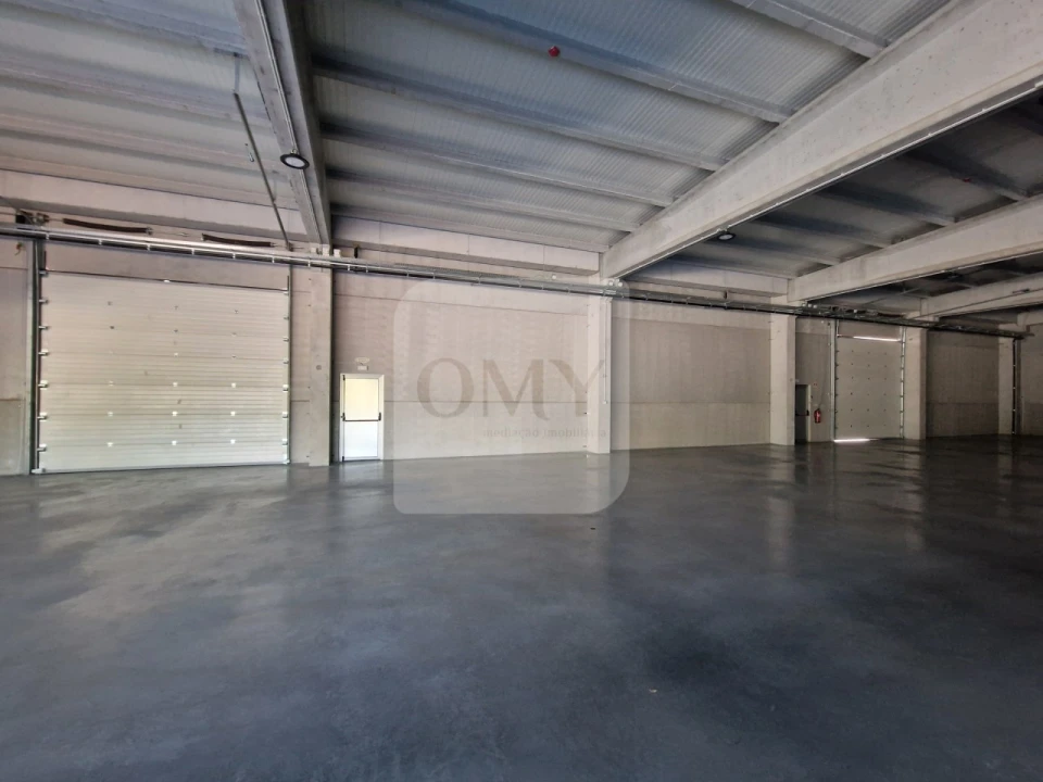 Armazém para Arrendamento em Constantim e Vale de Nogueiras Foto 2