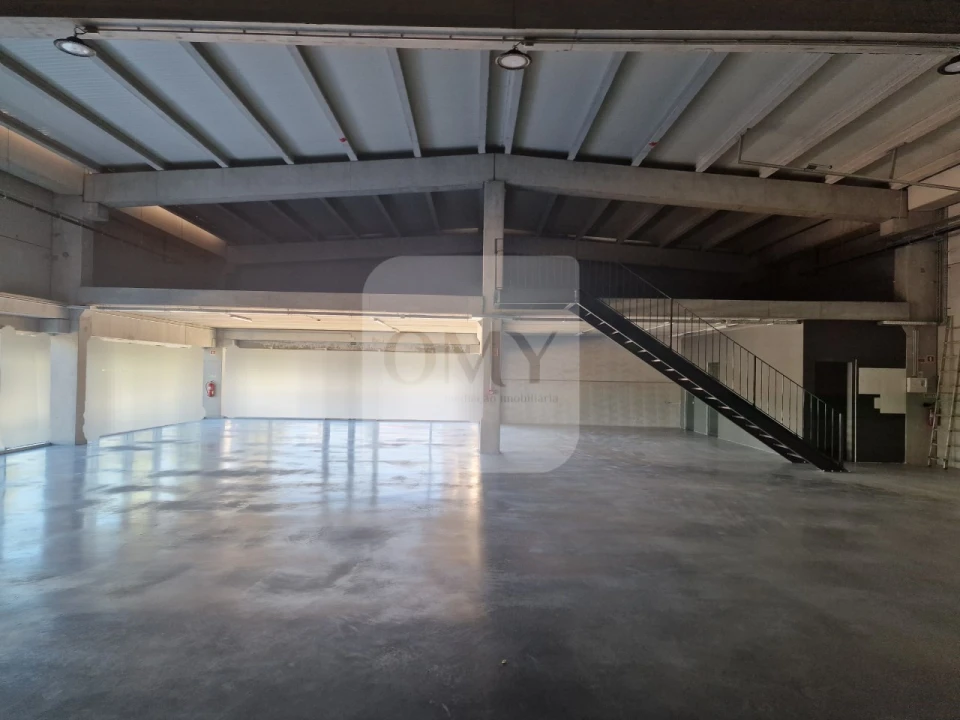 Armazém para Arrendamento em Constantim e Vale de Nogueiras Foto 5