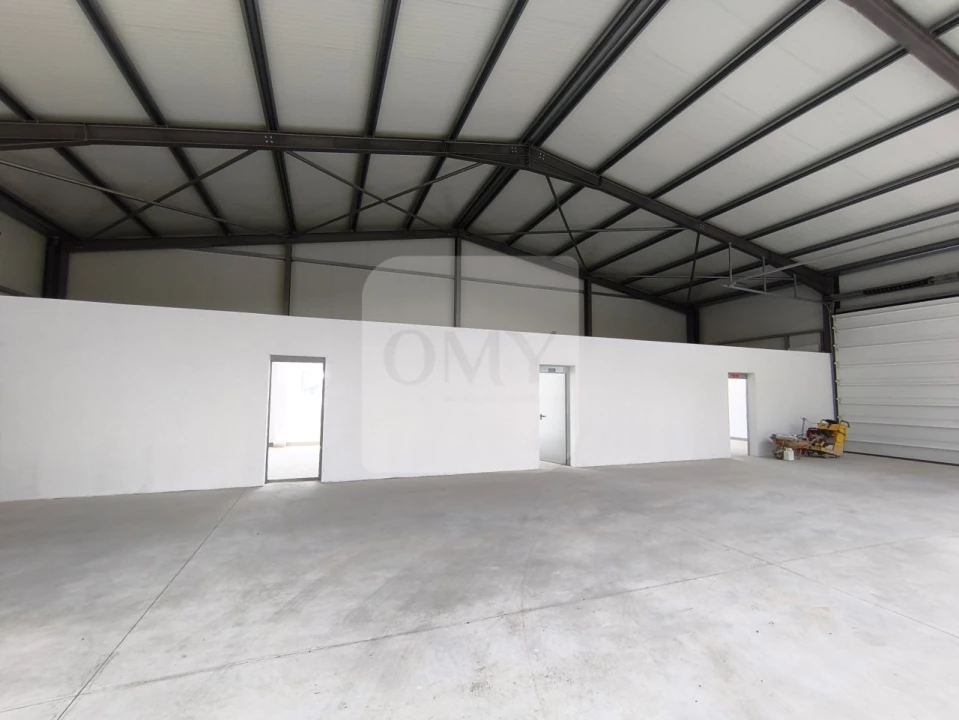 Armazém para Arrendamento em Constantim e Vale de Nogueiras Foto 2