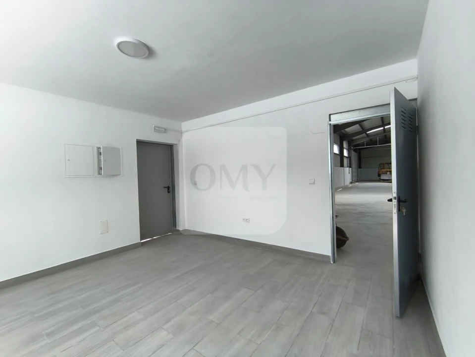 Armazém para Arrendamento em Constantim e Vale de Nogueiras Foto 3