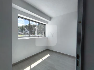 Armazém para Arrendamento em Constantim e Vale de Nogueiras