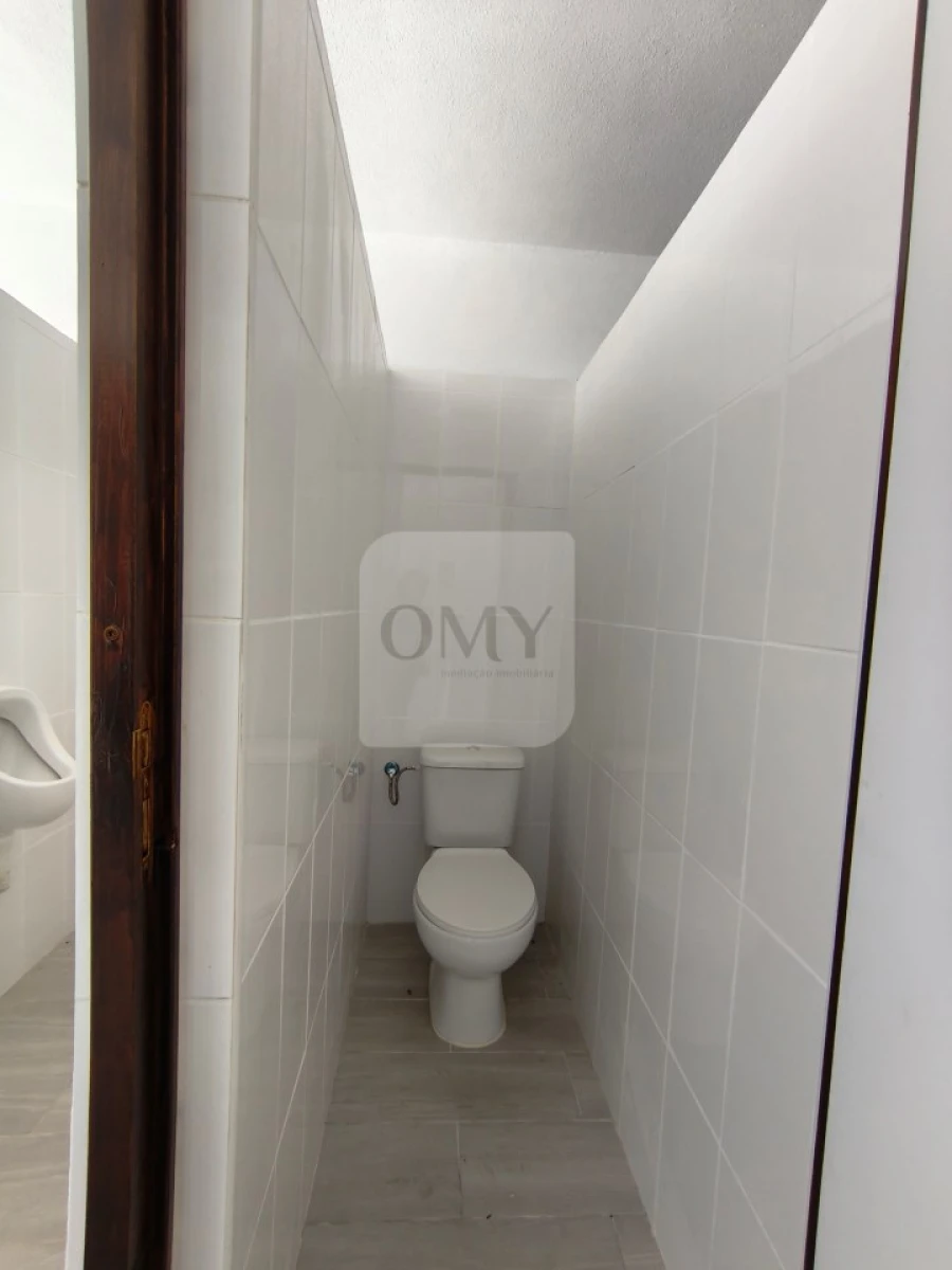 Armazém para Arrendamento em Constantim e Vale de Nogueiras Foto 8