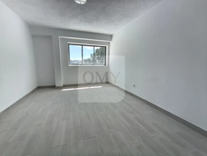 Armazém para Arrendamento em Constantim e Vale de Nogueiras Foto 6