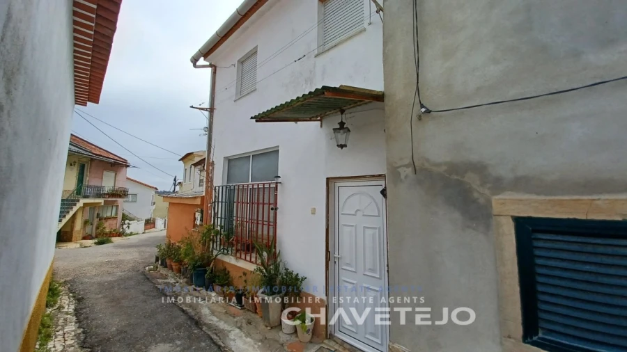 Moradia T1 para Venda em Além da Ribeira e Pedreira Foto 1