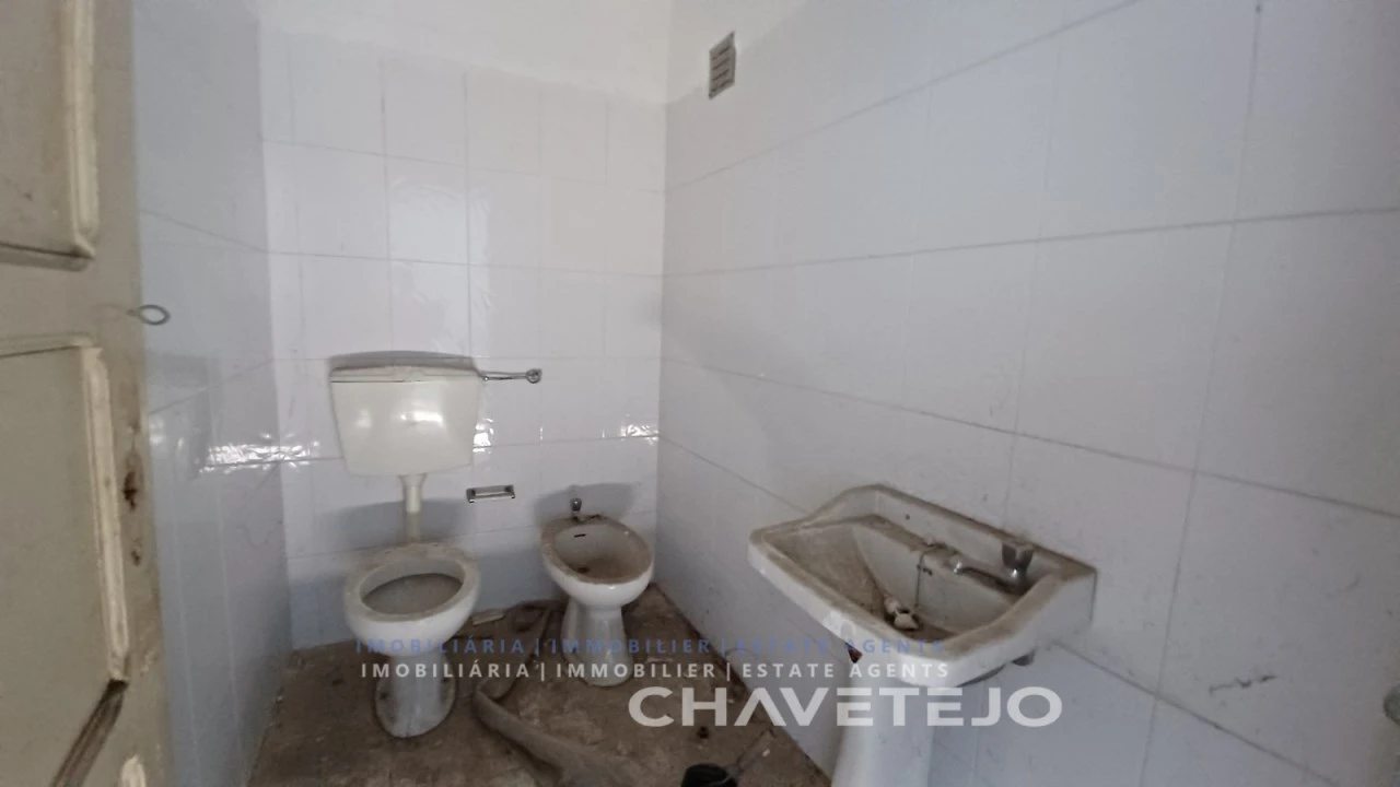 Prédio para Venda em São João Baptista e Santa Maria dos Olivais Foto 13