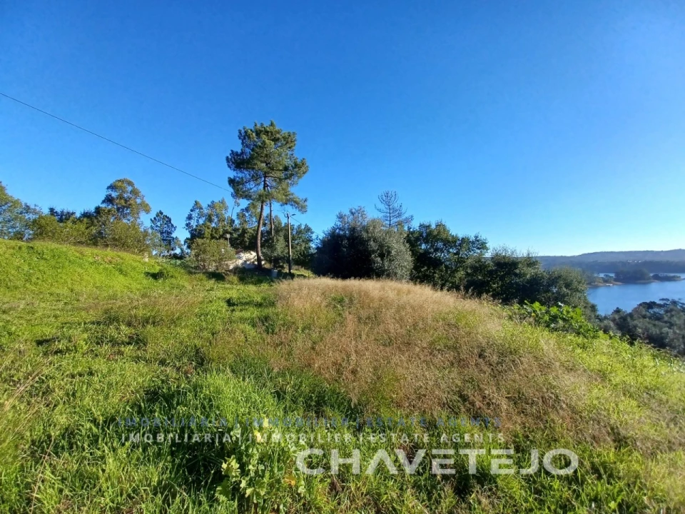 Terreno para Venda em Serra e Junceira Foto 1