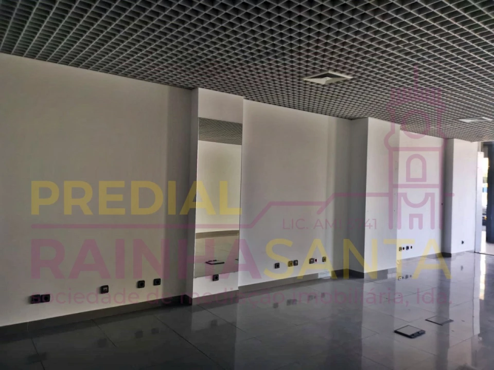 Loja para Arrendamento em Santo Antonio dos Olivais Foto 4