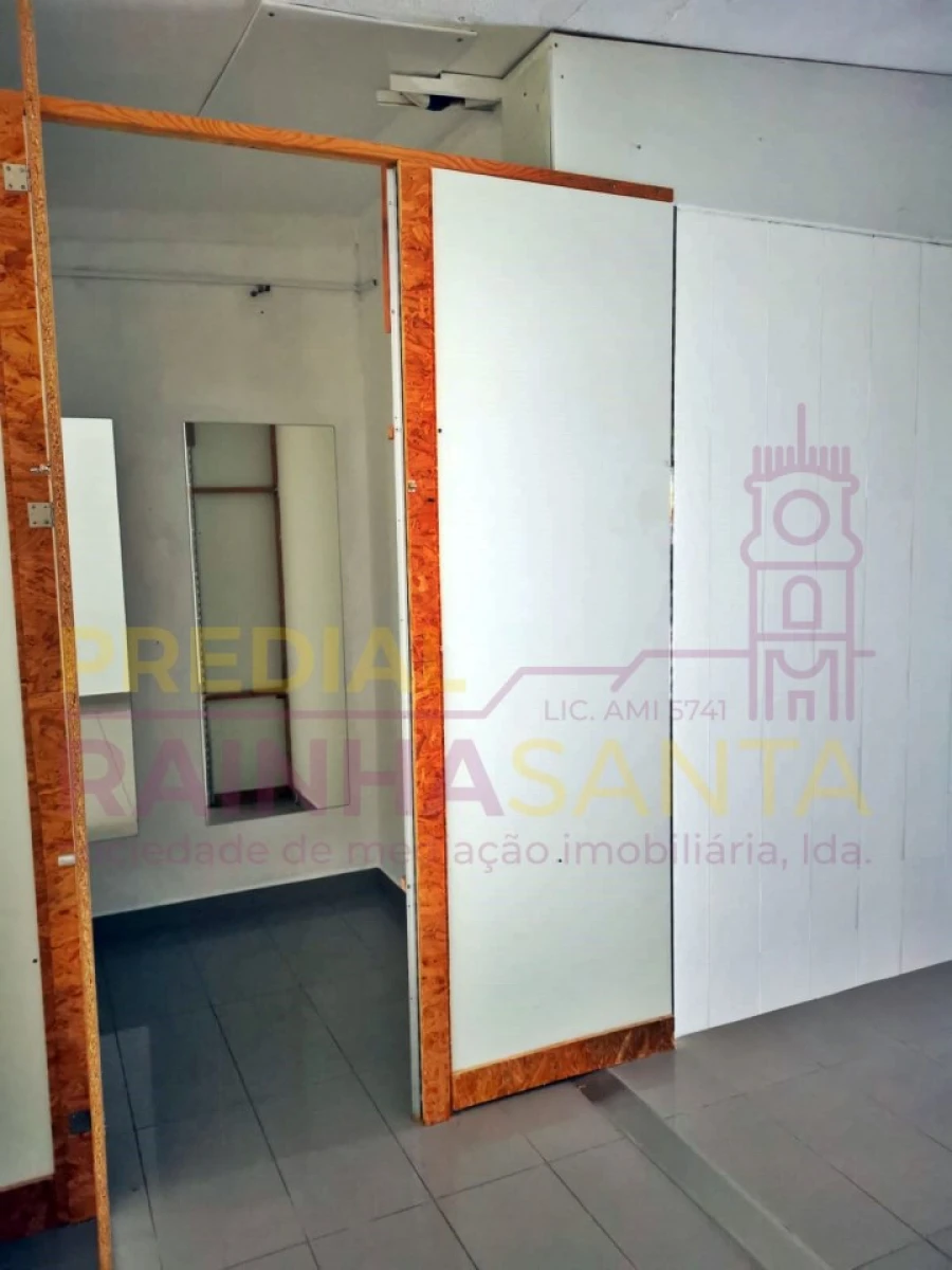 Loja para Arrendamento em Santo Antonio dos Olivais Foto 5