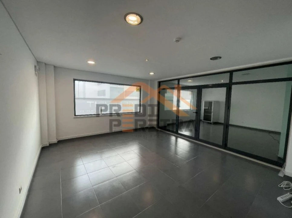 Loja para Venda em Santo António dos Cavaleiros e Frielas Foto 2