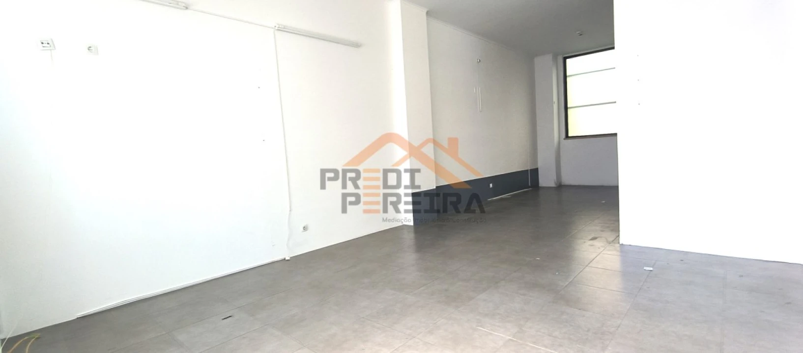 Loja para Venda em Santo António dos Cavaleiros e Frielas Foto 14