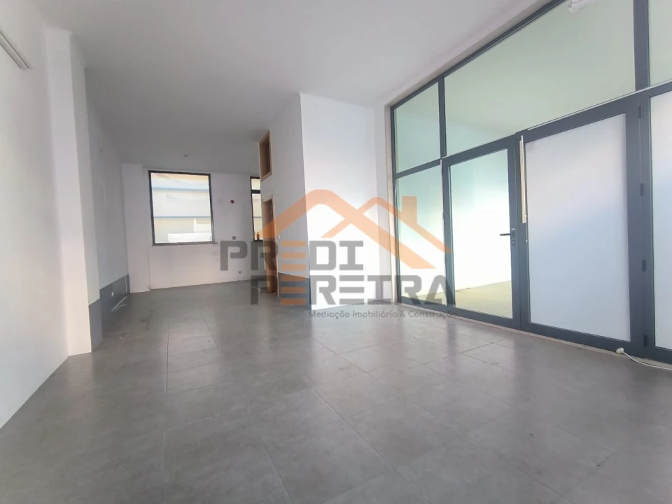 Loja para Venda em Santo António dos Cavaleiros e Frielas Foto 2