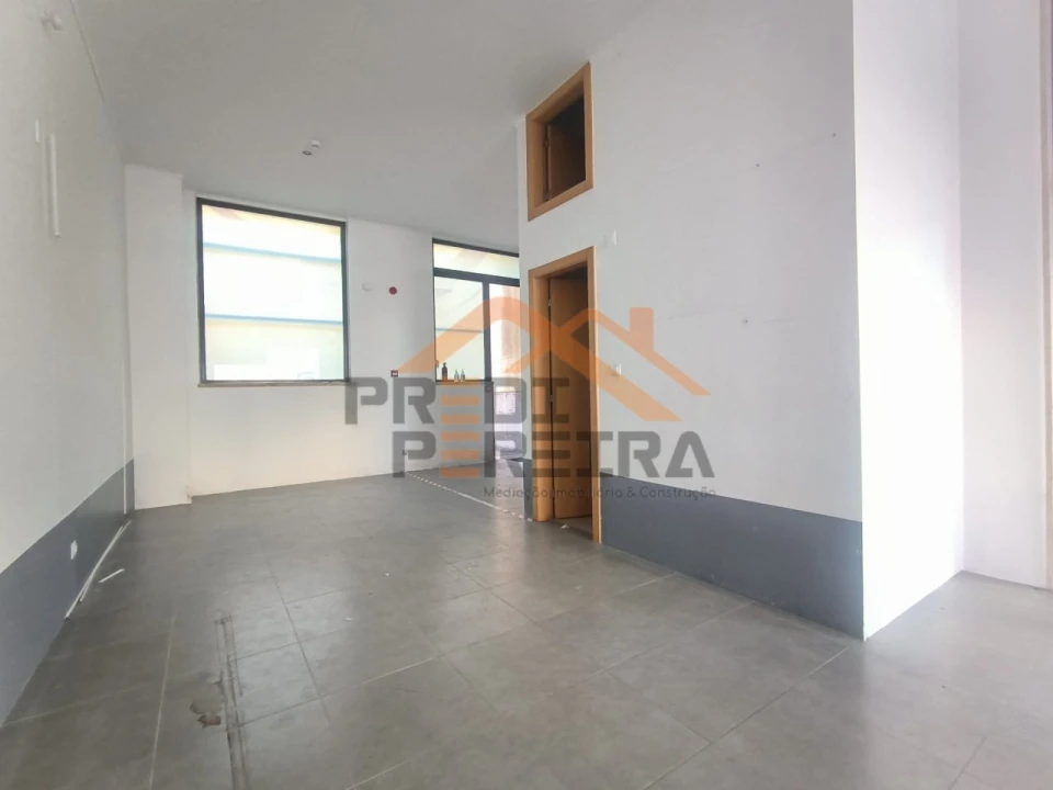 Loja para Venda em Santo António dos Cavaleiros e Frielas Foto 1