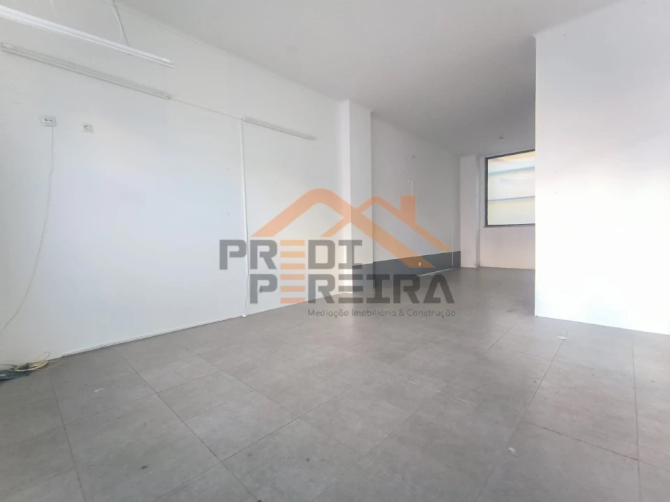 Loja para Venda em Santo António dos Cavaleiros e Frielas Foto 8