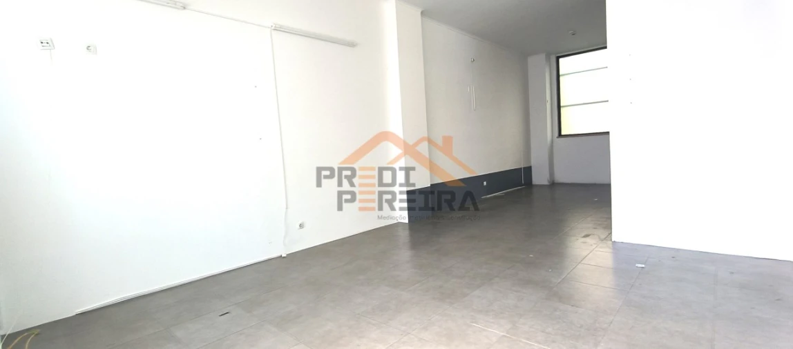 Loja para Venda em Santo António dos Cavaleiros e Frielas Foto 14