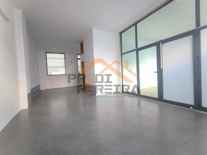 Loja para Venda em Santo António dos Cavaleiros e Frielas Foto 2