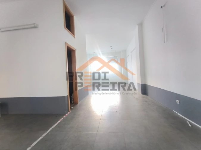 Loja para Venda em Santo António dos Cavaleiros e Frielas Foto 3