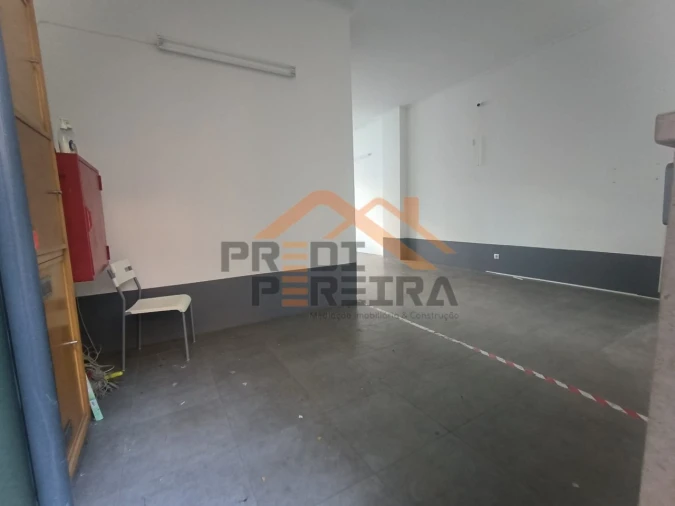 Loja para Venda em Santo António dos Cavaleiros e Frielas Foto 7